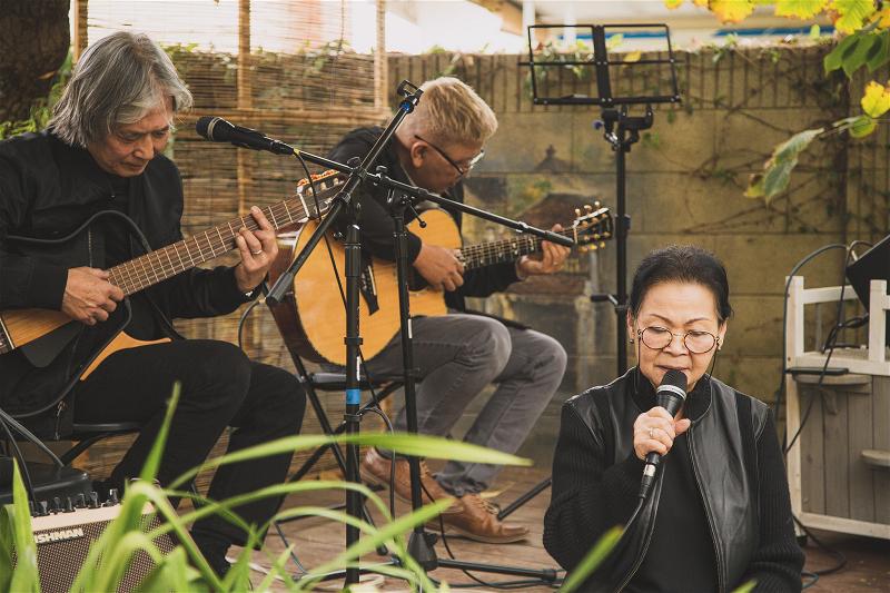 khanh ly hat trong quan van sau vuon nha