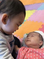 charlie and emma luc moi sinh