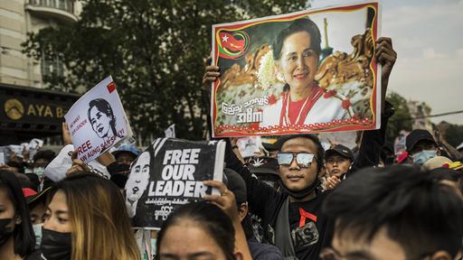 protest suu kyi